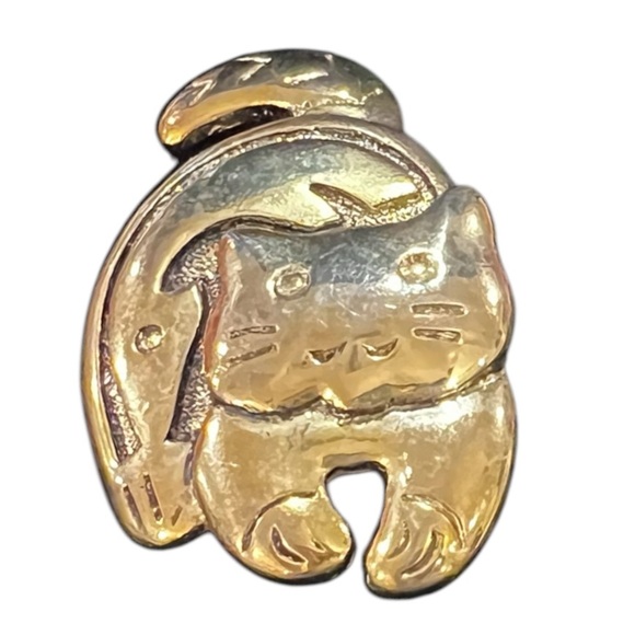 Unmarked Jewelry - - Vintage Happy Playful Ready to Pounce Fat Cat Brooch in Gold 1970’s
